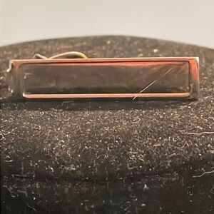 Vintage 1.75” engravable rectangular framed gold tone tie bar/tie clip
